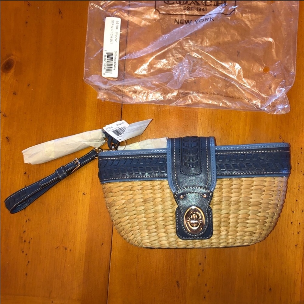 💼💙BRAND NEW COACH STRAW CLUTCH💙 💼